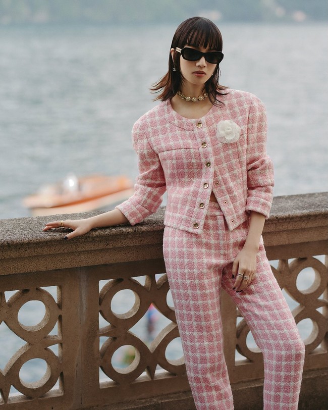 Aktris dan model Jepang, Nana Komatsu, tapmpil girlie dan chic dalam setelan busana serba pink berupa cropped jacket dan celana panjang. Foto: Instagram/@chanel