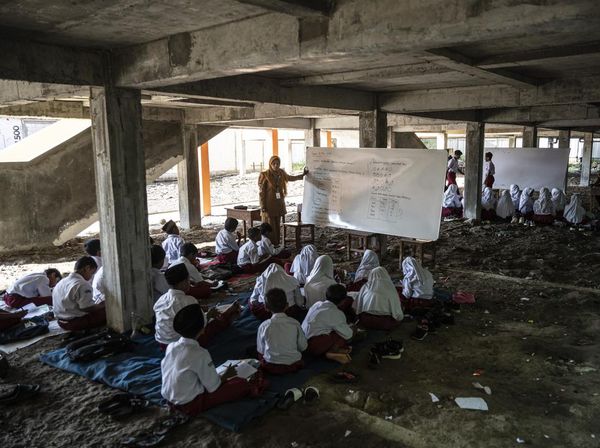 Gedung Baru Terkunci, Siswa SDN Bedono 1 Belajar di Kolong