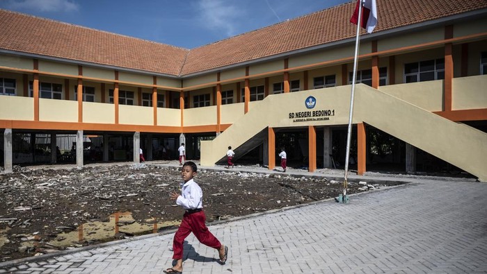 Gedung Baru Terkunci, Siswa SDN Bedono 1 Belajar di Kolong Sejumlah siswa kelas 3 mengikuti kegiatan belajar mengajar di kolong bangunan SD Negeri Bedono 1, Sayung, Kabupaten Demak, Jawa Tengah, Senin (5/5/2025). Menurut Komite Sekolah setempat, gedung baru SDN Bedono 1 yang dibangun sebagai relokasi proyek Tol Laut Semarang-Demak seharusnya sudah dapat digunakan, namun seluruh ruangannya masih terkunci oleh kontraktor, sehingga kegiatan belajar mengajar terpaksa dilakukan di kolong bangunan. ANTARA FOTO/Aprillio Akbar/bar