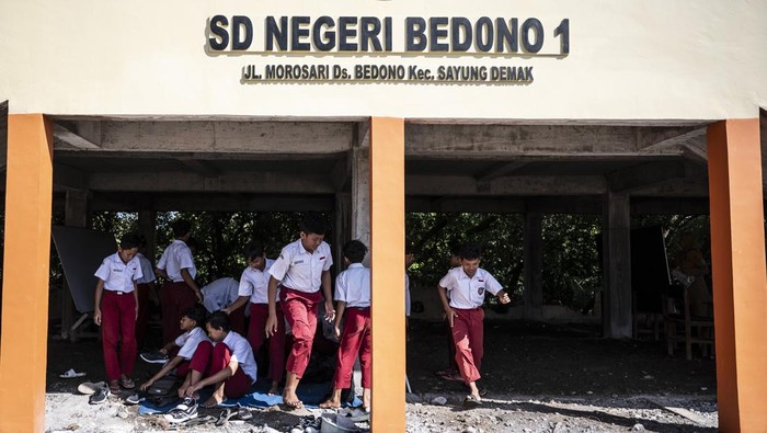 Gedung Baru Terkunci, Siswa SDN Bedono 1 Belajar di Kolong Sejumlah siswa kelas 3 mengikuti kegiatan belajar mengajar di kolong bangunan SD Negeri Bedono 1, Sayung, Kabupaten Demak, Jawa Tengah, Senin (5/5/2025). Menurut Komite Sekolah setempat, gedung baru SDN Bedono 1 yang dibangun sebagai relokasi proyek Tol Laut Semarang-Demak seharusnya sudah dapat digunakan, namun seluruh ruangannya masih terkunci oleh kontraktor, sehingga kegiatan belajar mengajar terpaksa dilakukan di kolong bangunan. ANTARA FOTO/Aprillio Akbar/bar