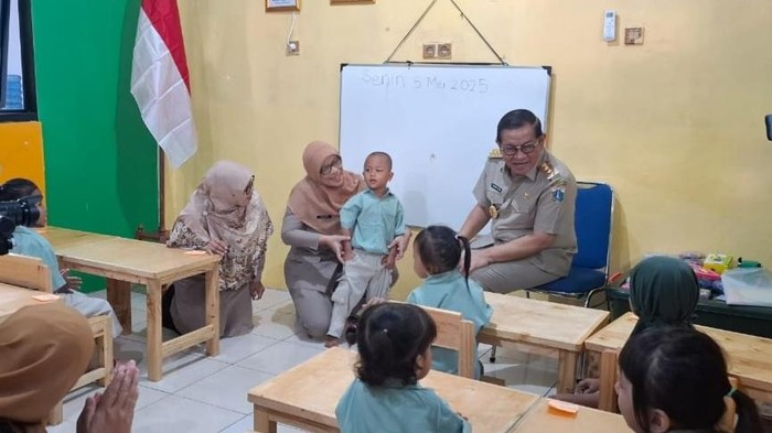 Gubernur Jakarta Pramono Anung meresmikan Taman Anak Sejahtera Arutala di Kebon Bawang, Jakarta Utara
