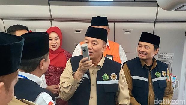 Gubernur Kalimantan Selatan, Muhidin menyapa para jemaah sebelum pesawat berangkat ke Tanah Suci.