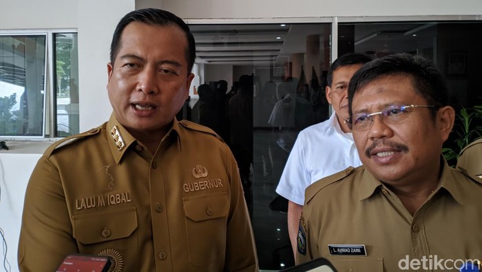 Gubernur NTB Lalu Muhamad Iqbal bersama Bupati Lombok Barat Lalu Ahmad Zaini di Kantor Gubernur NTB, Senin (5/5/2024). (Ahmad Viqi/detikBali)