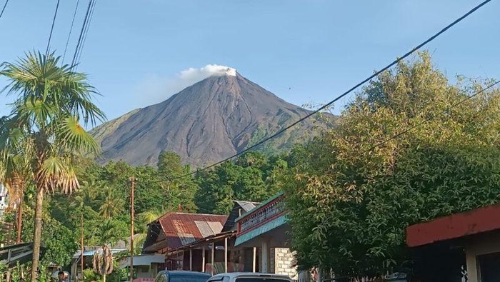 Gunung Karangetang di Pulau Siau, Kabupaten Kepulauan Sitaro, Sulut. ANTARA/Karel A Polakitan