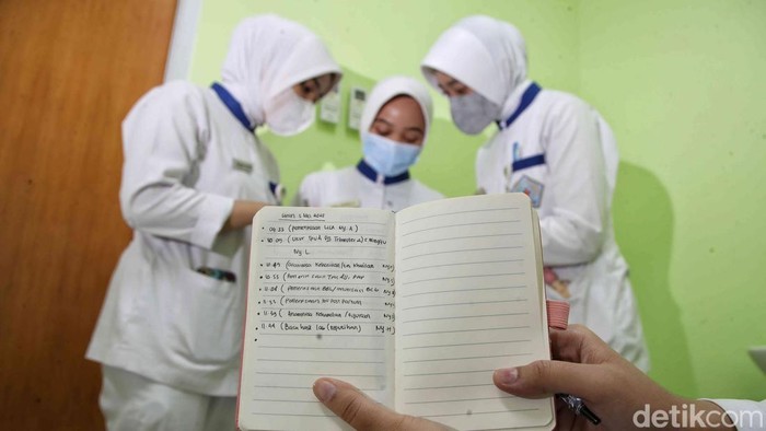 Di Hari Bidan Internasional 5 Mei 2025, para bidan tetap bersemangat melayani pasien di Puskesmas Gambir, Jakarta Pusat. Tema tahun ini: 