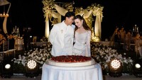 Ada kue besar dengan stroberi di pesta pernikahan Harris Vriza dan Haviza Devi Anjani. (Foto: dok Instagram)