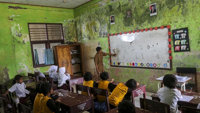 Hore! Ribuan Sekolah Bakal Direnovasi Siswa mengikuti kegiatan belajar mengajar di salah satu ruang kelas yang rusak di SD Negeri Alang-Alang, Tirtayasa, Kabupaten Serang, Banten, Senin (5/5/2025). Kementerian Pendidikan Dasar dan Menengah (Kemendikdasmen) berencana melakukan pembangunan dan renovasi sebanyak 10.440 sekolah dengan anggaran sekitar Rp16,9 triliun yang ditargetkan selesai pada akhir tahun 2025. ANTARA FOTO/Angga Budhiyanto/bar