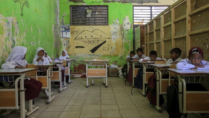 Siswa mengikuti kegiatan belajar mengajar di salah satu ruang kelas yang rusak di SD Negeri Alang-Alang, Tirtayasa, Kabupaten Serang, Banten, Senin (5/5/2025). Kementerian Pendidikan Dasar dan Menengah (Kemendikdasmen) berencana melakukan pembangunan dan renovasi sebanyak 10.440 sekolah dengan anggaran sekitar Rp16,9 triliun yang ditargetkan selesai pada akhir tahun 2025. ANTARA FOTO/Angga Budhiyanto/bar