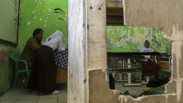 Siswa mengikuti kegiatan belajar mengajar di salah satu ruang kelas yang rusak di SD Negeri Alang-Alang, Tirtayasa, Kabupaten Serang, Banten, Senin (5/5/2025). Kementerian Pendidikan Dasar dan Menengah (Kemendikdasmen) berencana melakukan pembangunan dan renovasi sebanyak 10.440 sekolah dengan anggaran sekitar Rp16,9 triliun yang ditargetkan selesai pada akhir tahun 2025. ANTARA FOTO/Angga Budhiyanto/bar