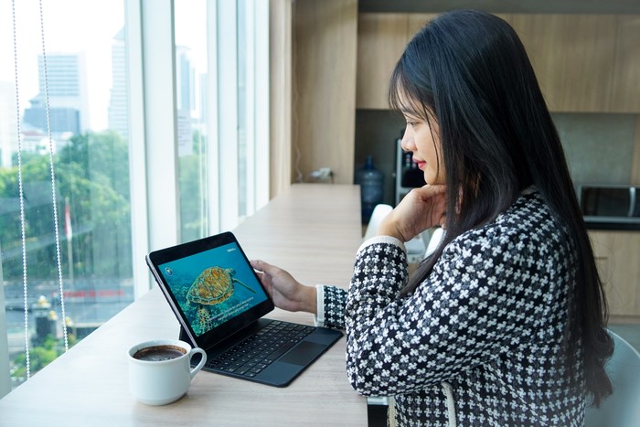 Ilustrasi menonton tayangan Neptune TV di aplikasi Vidio