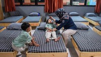 Fasilitas penitipan anak gratis ini diperuntukan bagi orang tua berpenghasilan rendah yang harus bekerja.  