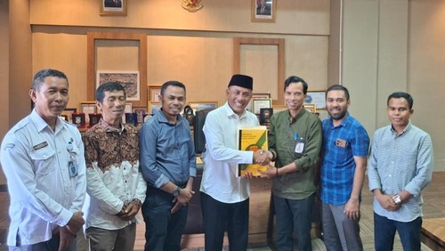 Jajaran Komisioner KPU Kabupaten Bima bertemu Bupati Bima, Ady Mahyudi, Senin, (5/5/2025). (istimewa)