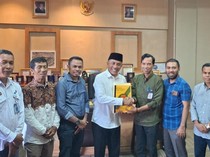 KPU dan Bawaslu Bima Kembalikan Sisa Dana Hibah Pilbup RP 1,88 Miliar