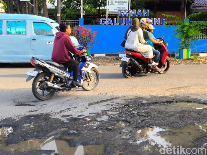 Jalan rusak di Cirebon