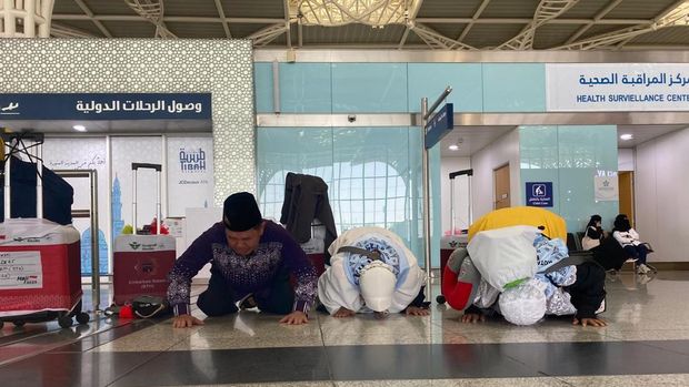 Jemaah asal pekan baru (yang sujud) (Dok. Media Center Haji).