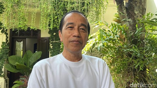 Presiden Ke-7 RI, Joko Widodo (Jokowi), ketika ditemui di kediamannya di Sumber, Banjarsari, Solo, Senin (5/5/2025).