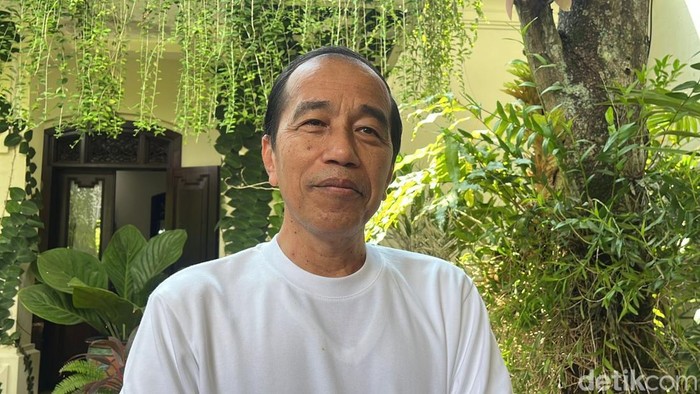Presiden K-7 RI, Joko Widodo (Jokowi) ditemui di kediamannya di Sumber, Banjarsari, Solo, Senin (5/5/2025).