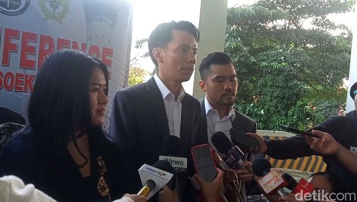 Jonathan Frizzy Kuasa hukum Jonathan Frizzy, Lamgok Heryanto Silalahi, saat ditemui di Polresta Bandara Soekarno-Hatta, Tangerang, Senin (5/5/2025).