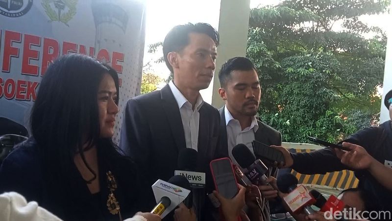 Kuasa hukum Jonathan Frizzy, Lamgok Heryanto Silalahi, saat ditemui di Polresta Bandara Soekarno-Hatta, Tangerang, Senin (5/5/2025).