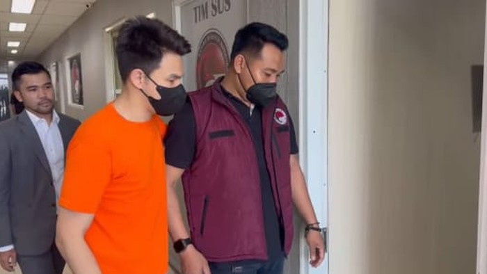 Jonathan Frizzy berbaju tahanan Jonathan Frizzy berbaju tahanan