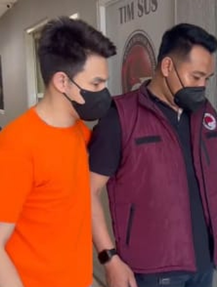 Jonathan Frizzy berbaju tahanan Jonathan Frizzy berbaju tahanan