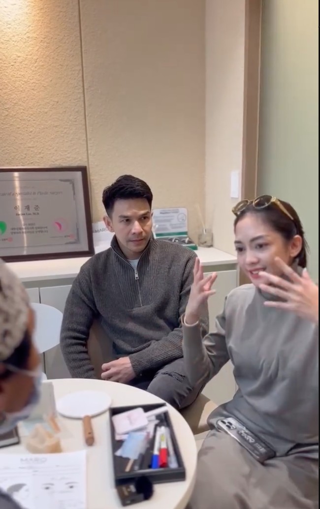 Bukan tanpa alasan, kepergian Ijonk dan Ririn ke Korea untuk bersama-sama menjalani operasi plastik. Terlihat keduanya yang konsul terlebih dahulu dengan dokter ahli sebelum menjalani tindakan bedah. Foto: Instagram/@ij.flawless