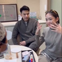 Bukan tanpa alasan, kepergian Ijonk dan Ririn ke Korea untuk bersama-sama menjalani operasi plastik. Terlihat keduanya yang konsul terlebih dahulu dengan dokter ahli sebelum menjalani tindakan bedah. Foto: Instagram/@ij.flawless
