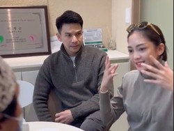 7 Foto Jonathan Frizzy & Ririn Dwi Ariyanti Oplas Bareng ke Korea