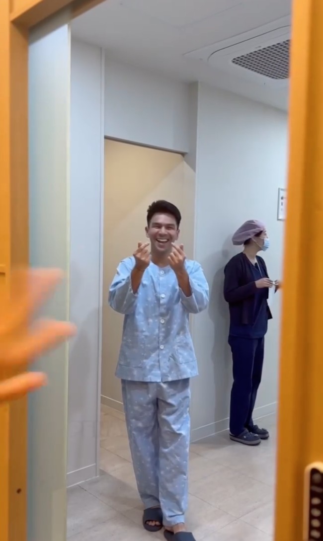 Dalam foto terlihat Ijonk yang sudah berganti pakaian dan siap untuk menjalani tindakan bedah plastik. Dengan wajah sumringah, ia tampak memberikan finger heart ke arah kamera. Foto: Instagram/@ij.flawless