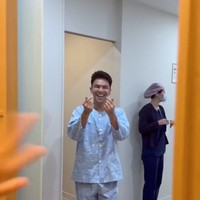 Dalam foto terlihat Ijonk yang sudah berganti pakaian dan siap untuk menjalani tindakan bedah plastik. Dengan wajah sumringah, ia tampak memberikan finger heart ke arah kamera. Foto: Instagram/@ij.flawless