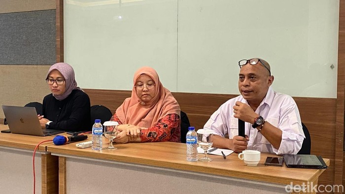 Kabid Humas Unhas Ishaq Rahman (paling kanan) saat merilis kasus dugaan kecurangan UTBK-SNBT.