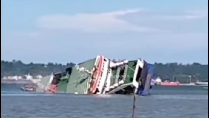 Kapal ferry tenggelam di Teluk Balikpapan.