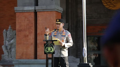 Kapolda Bali, Irjen Daniel Adityajaya, memimpin apel pagi di halaman depan kantornya, Senin (5/5/2025). (Dok. Polda Bali)