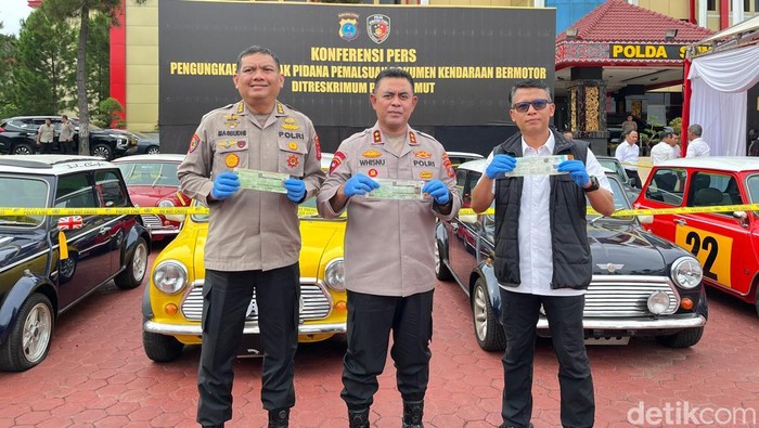 Kapolda Sumut Irjen Whisnu bersama Dirreskrimum Kombes Sumaryoni (kanan) dan Irwasda Polda Sumut Kombes Masbudhi berfoto di depan mini cooper rakitan. (Foto: Finta Rahyuni/detikSumut)