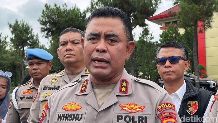 Kapolda Sumut Irjen Whisnu saat diwawancarai di Polda Sumut. (Foto: Finta Rahyuni/detikSumut).