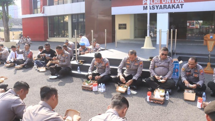 Kapolres Bojonegoro AKBP Mario Prahatinto sarapan bersama dengan anggotanya di halaman mapolres