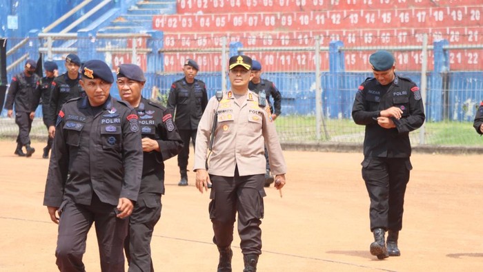 Kapolres Kediri Kota AKBP Bramastyo Priaji mengecek kesiapan petugas dan Stadion Brawijaya jelang laga Persik vs Persebaya