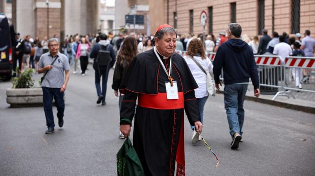 Kardinal Joao Braz de Aviz tiba untuk menghadiri pertemuan jemaat umum menjelang konklaf untuk memilih paus berikutnya di Roma, Italia, Senin (5/5/2025). (REUTERS/Stoyan Nenov)