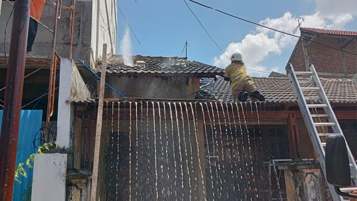 Kebakaran gudang sebuah rumah di Wonocolo Surabaya.