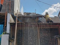 Gudang Sebuah Rumah di Bendul Merisi Surabaya Terbakar
