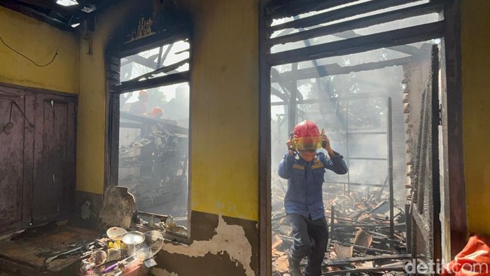 Rumah warga di Kecamatan Dlanggu, Mojokerto ludes terbakar saat ditinggal penghuninya beli susu
