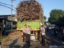 Ustaz Pedagang Sayur di Pasuruan Tewas Tabrak Truk Tebu Pecah Ban