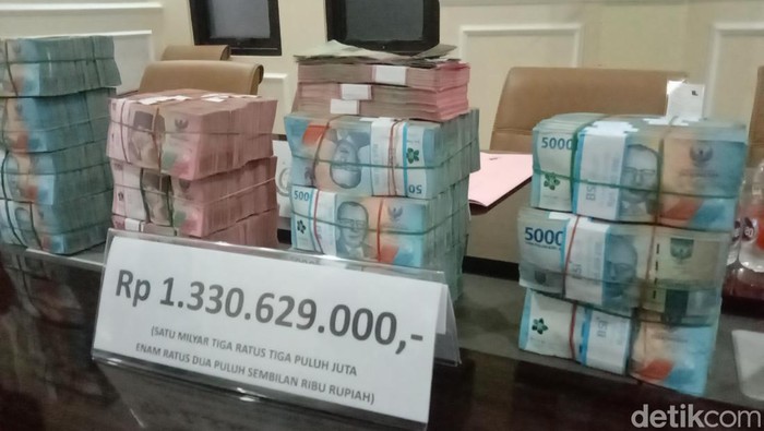 Kejaksaan Negeri Indramayu menyetorkan uang hasil korupsi ke kas negara.