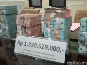 Potret Tumpukan Uang Hasil Pengungkapan Tindak Korupsi di Indramayu