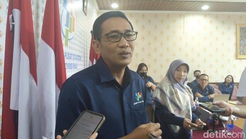 Kepala BPS Bali Agus Gede Hendrayana Hermawan saat dijumpai usai rilis bulanan di kantor BPS Bali pada Senin (5/5/2025).