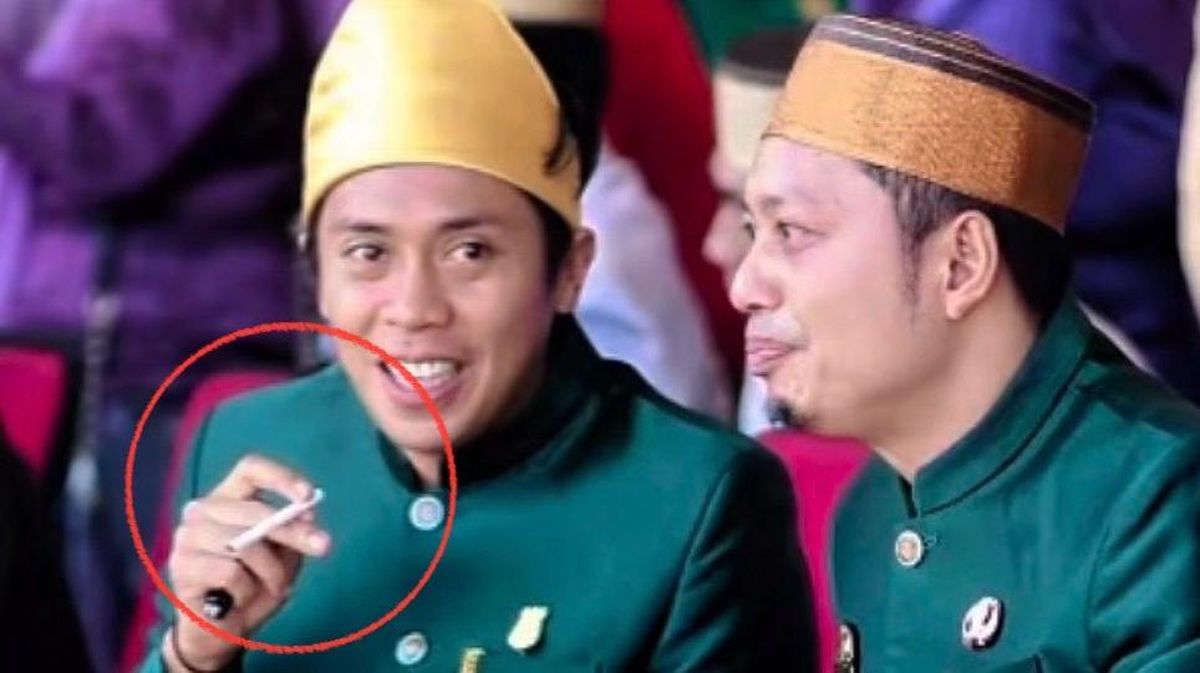 Heboh Ketua DPRD Enrekang Pegang Rokok Saat Acara Hardiknas 2025