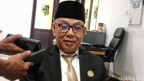 Ketua DPRD Lombok Timur, Muhammad Yusri ketika diwawancara awak media di Kantor DPRD, Senin (5/5/2025). ( Sanusi Ardi W/detikBali)