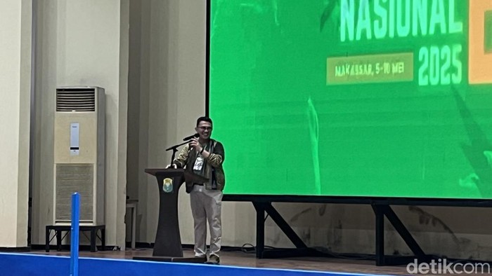 Ketua PBSI Sulsel, Devy Khaddafi saat membuka kejuaraan Sirnas Bulutangkis B Makassar 2025.