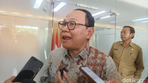 Ketua tim kunjungan BAM DPR RI, Taufiq R. Abdullah, saat ditemui awak media sesuai menggelar pertemuan dengan Pemda Lombok Tengah, Pemprov NTB di Kantor ITDC, Senin (5/5/2025).