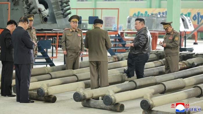 Kim Jong Un Tinjau Pabrik Tank, Dorong Modernisasi Militer North Korea's leader Kim Jong Un touches tank armour as he tours a military equipment facility at an unspecified location in North Korea, in this image released May 4, 2025 by the Korean Central News Agency. KCNA via REUTERS ATTENTION EDITORS - THIS IMAGE WAS PROVIDED BY A THIRD PARTY. REUTERS IS UNABLE TO INDEPENDENTLY VERIFY THIS IMAGE. NO THIRD PARTY SALES. SOUTH KOREA OUT. NO COMMERCIAL OR EDITORIAL SALES IN SOUTH KOREA REFILE - CORRECTING RELEASE DATE FROM